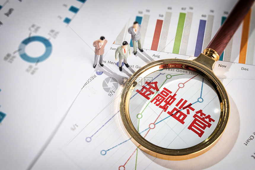 小学生看哥哥们踢十五运会足球赛,一声声加油稚嫩却嘹亮